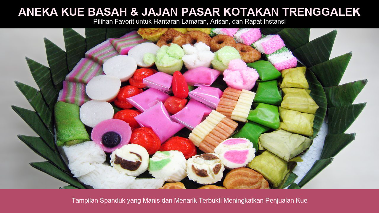 Suasana etalase aneka jajanan pasar kue basah dan kue hantaran tertata rapi di toko kue bakery Trenggalek