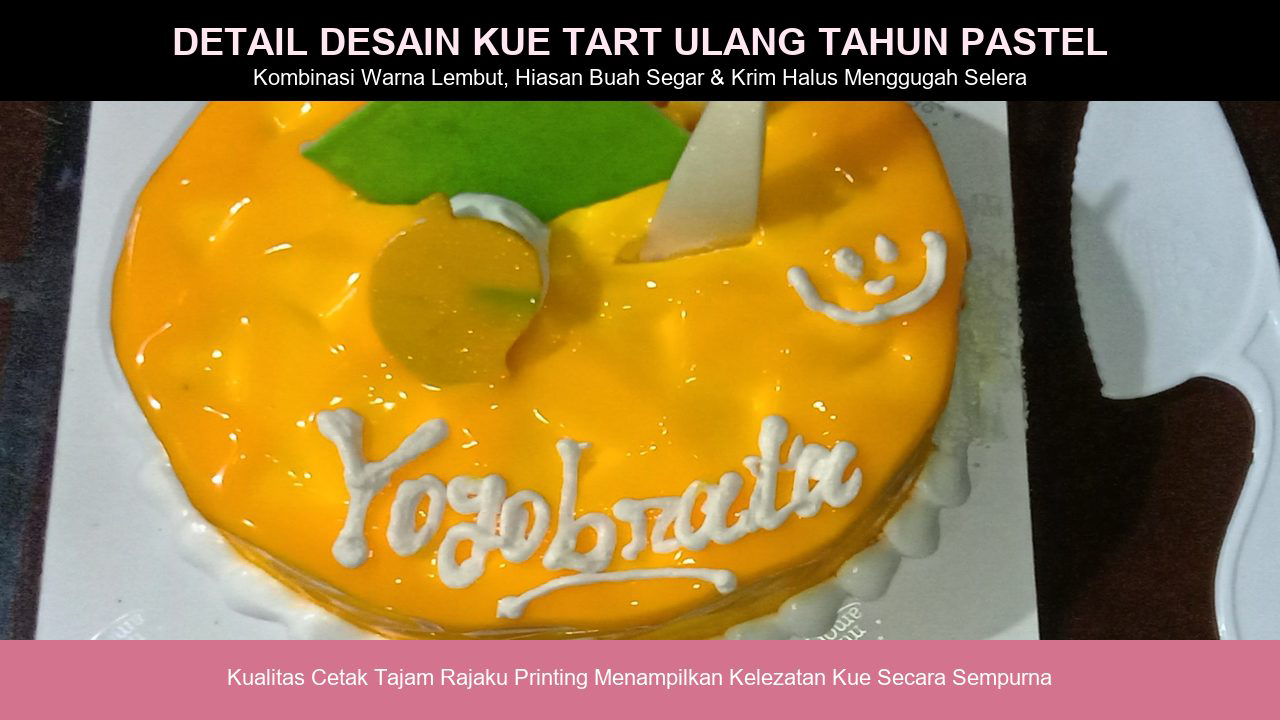 Detail foto kue tart ulang tahun pastel dengan hiasan buah stroberi segar dan tipografi manis pada spanduk toko kue