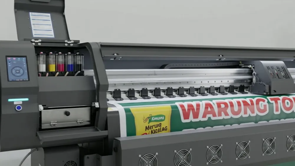 Mesin sedang mencetak banner yang keluar dari printer