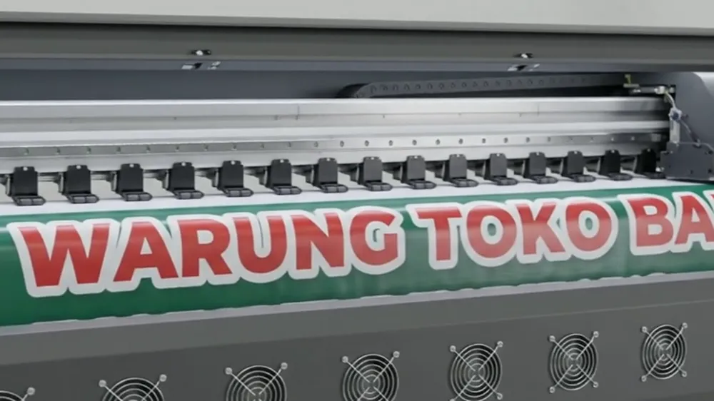 Print-head mesin bekerja di atas material banner