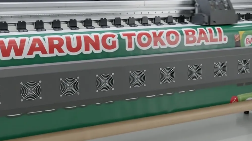 Gulungan bahan banner siap cetak